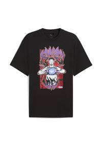 Sort bomuld t-shirt med et dristigt grafisk tryk af en figur foran livlige røde og lilla designs, med kunstneriske tekst accenter.