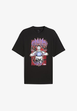 T-shirt in cotone nero con una grafica audace che raffigura una figura davanti a vivaci design rossi e viola, con accenti di testo artistico.