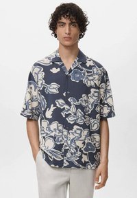 Camicia a maniche corte di colore blu navy con grande motivo floreale crema, dotata di colletto a punta e bottoni, realizzata in tessuto leggero.