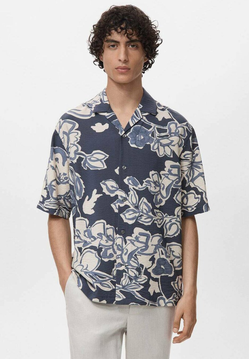 Camicia a maniche corte di colore blu navy con grande motivo floreale crema, dotata di colletto a punta e bottoni, realizzata in tessuto leggero.