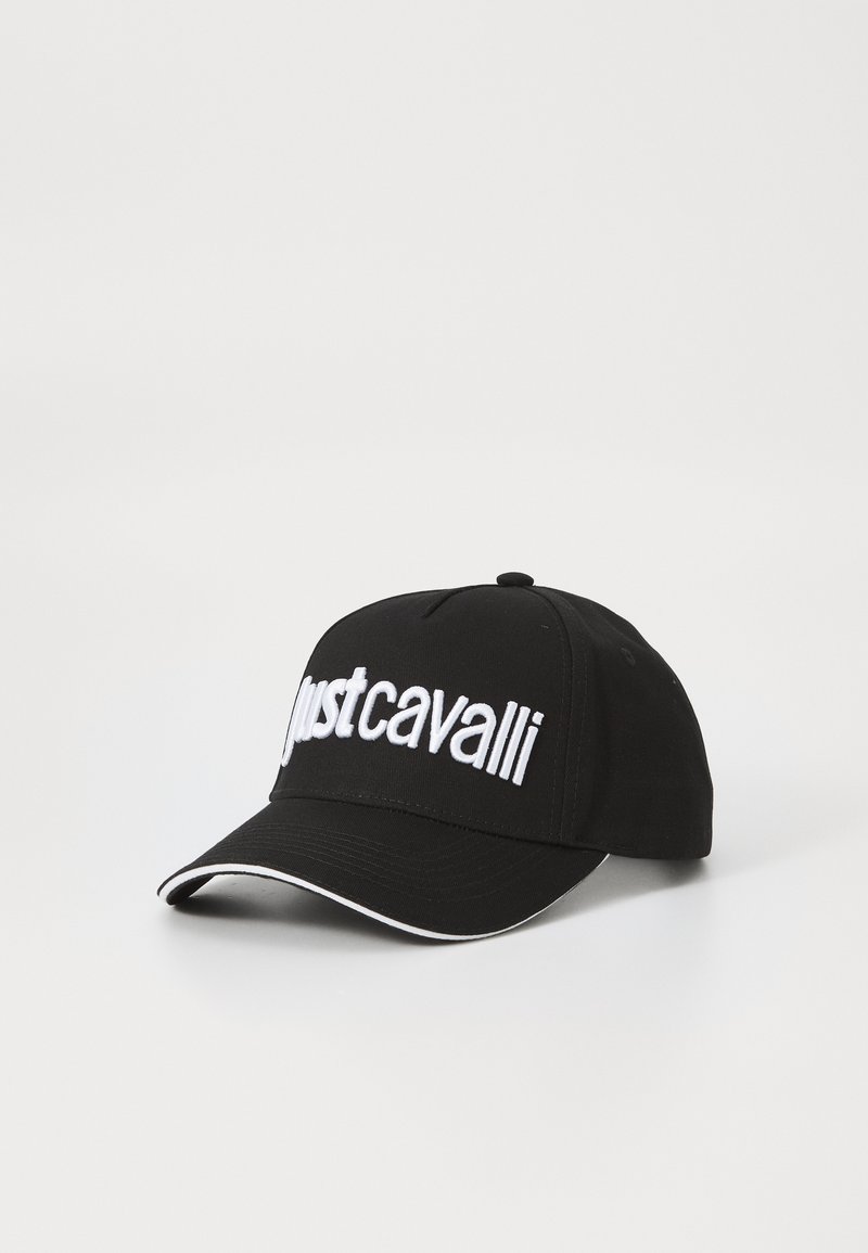 Svart baseballcap med hvit "just cavalli" tekst brodert foran og hvit kant rundt kanten av den buede skjermen.