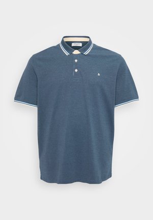 Menns blå kortermet polo skjorte med hvit og lys blå stripete krage og ermekanter, tre fronter knapper, og en liten logo på brystet.