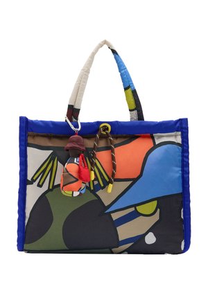 Torba na ramię z niebieską obwódką, abstrakcyjnym wielokolorowym geometrycznym wzorem, wyściełaną rączką i odpinanym breloczkiem w formie lalki z wielokolorowej tkaniny.