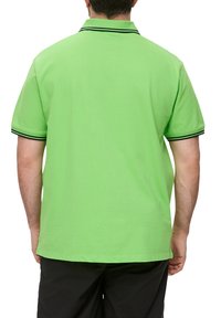 Zielona koszulka polo z krótkimi rękawami i kołnierzykiem w czarne paski, gładka tekstura i jednolity kolor. Widoczne detale z tyłu i u dołu.