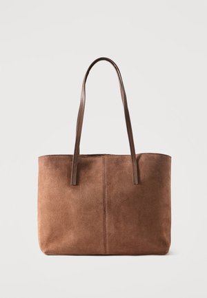 Sac cabas en daim marron avec deux longues lanières en cuir pour l'épaule, design simple et couture centrale visible sur un fond clair.