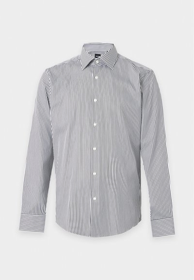 Chemise blanche à manches longues avec fines rayures verticales noires et boutons blancs, dotée d'un col pointu et de poignets boutonnés.