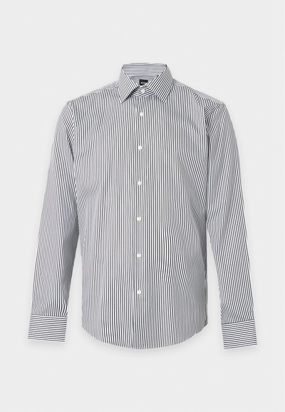 Chemise blanche à manches longues avec fines rayures verticales noires et boutons blancs, dotée d'un col pointu et de poignets boutonnés.