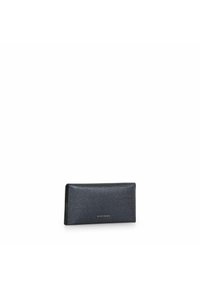 Billetera negra elegante hecha de material sintético texturizado, con forma rectangular y con un logotipo dorado en la parte frontal.