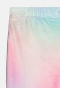 Gradienttyg med mjuka texturer i pastellfärger av rosa, blått och vitt, med en jämn yta och subtila sömnadsdetaljer.