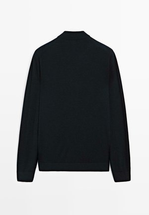 Cardigan noir à manches longues en tissu doux, avec un col et des poignets côtelés, offrant une texture lisse et sans motifs ni éléments supplémentaires.