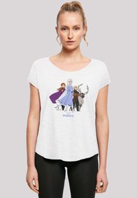 Weißes Baumwoll-T-Shirt mit rundem Halsausschnitt und kurzen Ärmeln, das auf der Vorderseite einen Grafikdruck von Charakteren aus Frozen II zeigt.