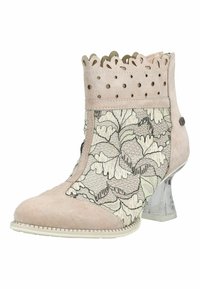 Bottine beige en daim avec panneaux en dentelle florale, poignet perforé à bords festonnés, et talon bloc transparent.