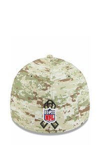 Tarnkappenmütze in gedecktem Grün, Braun und cremefarbenem Digitalmuster. Mit gesticktem NFL-Logo und einem Ripsbandakzent, der auf der Rückseite angenäht ist.