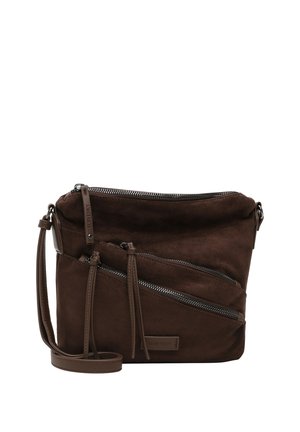 Borsa a tracolla in camoscio marrone con tre tasche con zip e tracolla in pelle, progettata per un uso casual.