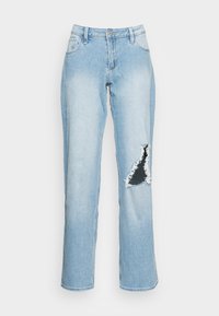 Jeans de denim azul claro com um corte relaxado, apresentando um grande recorte esfregado no joelho direito e um design padrão de cinco bolsos.