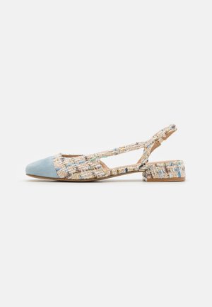 Lavhælet slingback-sko med flerfarvet tweedstof og lyseblå ruskindsspids på hvid baggrund.