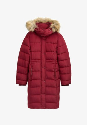 Sarkans pufīgs mētējs ar kažokādas oderi kapuci, divām priekšējām rāvējslēdzēja kabatām un pogām. Tekstūras audums ar horizontālu kviltējumu.