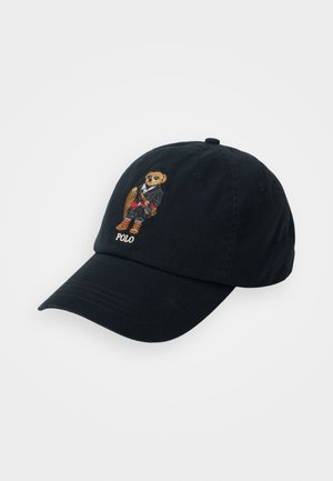 Baumwoll-Baseballmütze in Dunkelblau mit gebogenem Schirm. Enthält ein gesticktes Design eines Bären im Anzug und den Text "Polo" unter der Illustration.