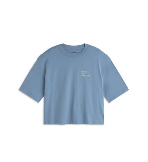 T-shirt bleu court à manches courtes avec col rond et petit texte blanc "OMNIA SOL TEMPERAT" sur le côté gauche de la poitrine.