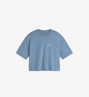 T-shirt bleu court à manches courtes avec col rond et petit texte blanc "OMNIA SOL TEMPERAT" sur le côté gauche de la poitrine.