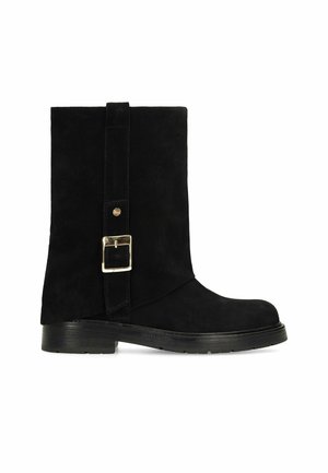 Botte mi-mollet en daim noir avec une bride noire et un détail de boucle dorée, semelle plate et bout arrondi.
