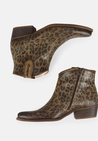 Bottes à cheville en cuir texturé marron avec motif léopard, dotées d'une fermeture éclair sur le côté et d'un petit talon en bois. Détails de couture distincts présents.