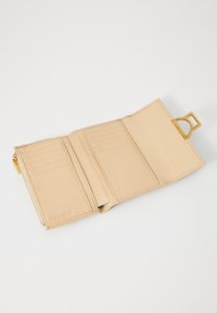 Beige leren portemonnee met een gestructureerd oppervlak, uitgerust met meerdere pasjesvakjes en een gouden rits. De portemonnee heeft een kenmerkende hardwareaccent.