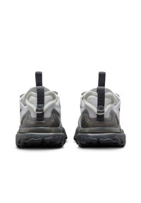 Witte en grijze sport schoenen met een doorzichtige hak, gestructureerde zwarte zool en trekflappen. Beschikt over een slank ontwerp en een gevoerde kraag.