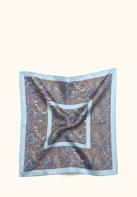 Siden scarf med paisleymönster i blått, brunt och intrikata mönster, kantad med en ljusblå satinbård. Mått: fyrkantig.