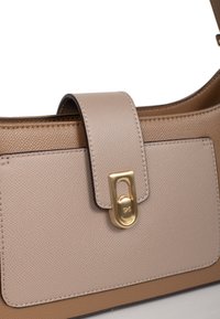 Beżowa torebka skórzana o teksturowanej powierzchni i płaskim designie, z wyraźnym złotym metalowym zapięciem oraz kontrastowymi akcentami kolorystycznymi na podstawie.