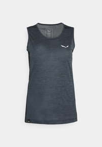 Bezecký sportovní top bez rukávů v tmavě modré barvě, vyrobený z lehkého materiálu s hladkou texturou. Obsahuje malé bílé logo na hrudi.