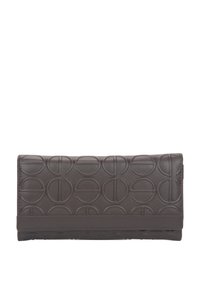 Brązowy skórzany portfel z wytłoczonym okrągłym wzorem, prostokątnym kształtem, gładką fakturą oraz bezpiecznym zapięciem na klapkę.