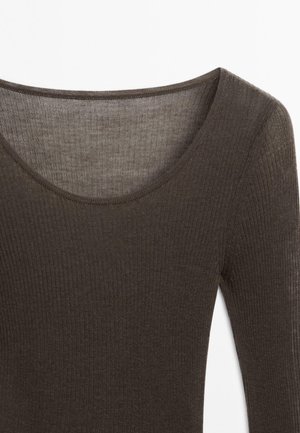 Braun gerippter Langarmoberteil mit U-Ausschnitt, der eine weiche Textur und eine figurbetonte Passform aufweist. Der Stoff scheint leicht und leicht durchsichtig zu sein.