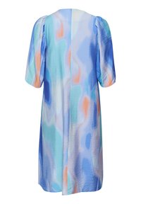 Kortademige jurk van lichte stof, met een blauw en pastel abstract patroon, met een rechte snit en ontspannen pasvorm.
