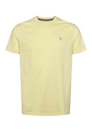 Šviesiai geltona medvilninė marškinė su apvaliu kaklu, trumpomis rankovėmis ir mažai mėlyna emblema ant kairiojo krūtinės pusės. Lygi tekstūra, paprastas dizainas.