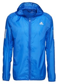 Niebieska, lekka kurtka do biegania marki Adidas z kapturem, zamkiem z przodu oraz białym logo na piersi i paskami na rękawach.