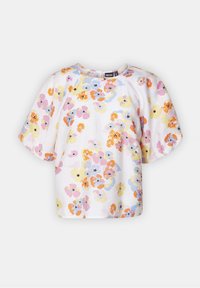 Blommönstrad topp med korta puffärmar, rund hals, vit botten och prydd med rosa, gula och orange blommor med svarta accenter. Lättviktig tyg.