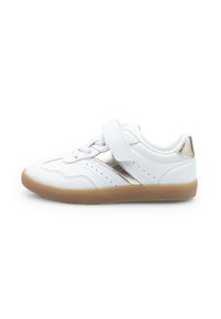 Weißer Sneaker mit metallisch goldenen Akzenten, Schnürung und Klettverschluss, perforiertem Design und brauner Gummisohle.