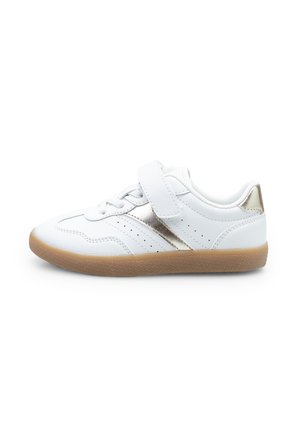 Weißer Sneaker mit metallisch goldenen Akzenten, Schnürung und Klettverschluss, perforiertem Design und brauner Gummisohle.