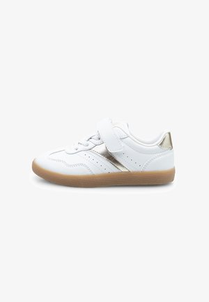 Białe sneakersy z metalicznym złotym akcentem, z sznurowanym zapięciem i rzepem, perforowanym wzorem oraz brązową gumową podeszwą.