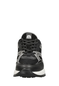 Svarta och grå sportskor med överdel i mesh, snörning framtill, vadderad tunga och vit mellansula med texturerad detalj på yttersulan.