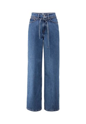 Wijde blauwe denim jeans met een ceintuur in de taille, met een klassieke vijf-pocketontwerp en contrasterende stiknaden. De textuur is glad en stevig.