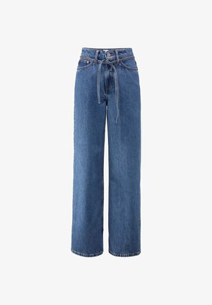 Weite blaue Denim-Jeans mit Gürtelbund, ausgestattet mit einem klassischen Fünf-Taschen-Design und kontrastierenden Nähten. Die Textur ist glatt und robust.