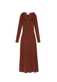 Rostfarbendes Strickkleid mit langen Ärmeln, einem quadratischen Ausschnitt und einem figurbetonten Oberteil, das in einen ausladenden Saum übergeht.