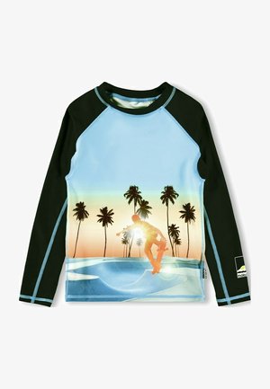 Lange mouw rashguard met een blauwe voorkant met een afbeelding van een skateboarder, zwarte mouwen en contrasterende stiksels. Opvallend ontwerp met een palmboom.