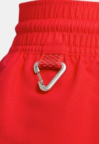 Röd tygmidjeband med elastisk rynkning, med en silverkarbinhake fäst vid en texturerad röd rem.