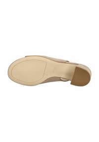 Zapato de tacón alto de ante beige con suela de goma lisa y tacón texturizado. Diseño abierto con punta redondeada y detalles mínimos.