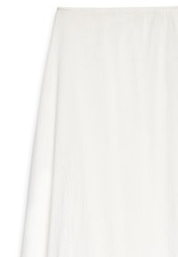 Biała spódnica o teksturowanej powierzchni, z prostą sylwetką i elastycznym paskiem w talii. Tkanina ma miękki, lekki wygląd.