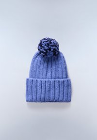 Berretto lavorato a maglia di colore azzurro chiaro con risvolto a costine e un pompon testurizzato in cima. Realizzato in filato morbido per garantire calore.