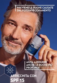 Crema anti-invecchiamento Nivea Men in un contenitore cilindrico, bianco con etichetta blu, che presenta l'SPF 15. Lo sfondo è di un colore blu uniforme.